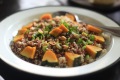 Salade de quinoa, petite courge verte, oignons verts, menthe fraîche et noisettes grillées